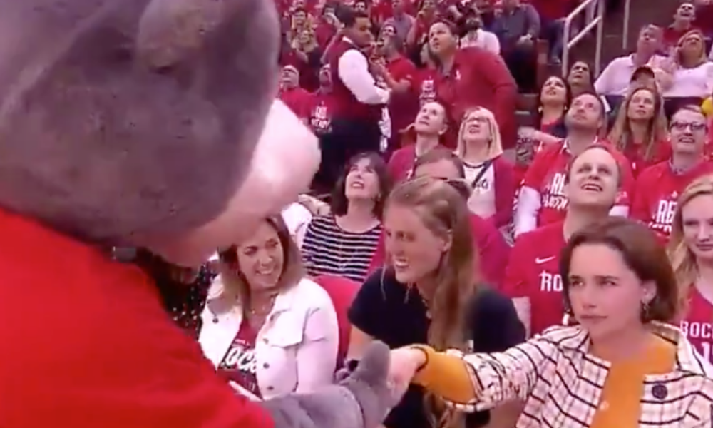 Mascota de Houston Rockets bromeó con Emilia Clarke