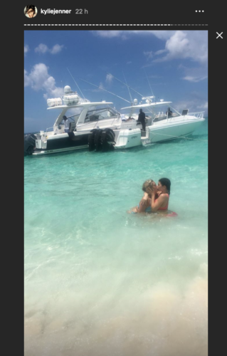 Beso de Kylie Jenner con Anastasia Karanikolaou