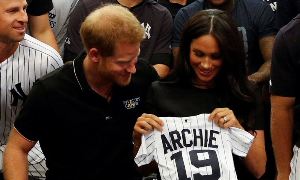 Yankees dio un emotivo regalo al hijo del príncipe Harry