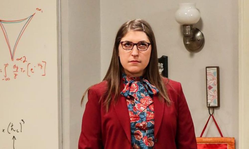 Mayim Bialik firma con Warner Bros.