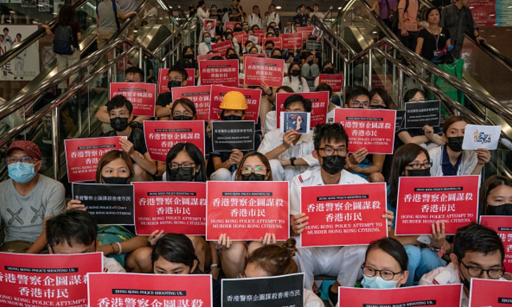 Mulán apoya a policías de Hong Kong