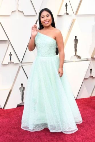 Yalitza con Kristen Dunts y Kiernan Shipka