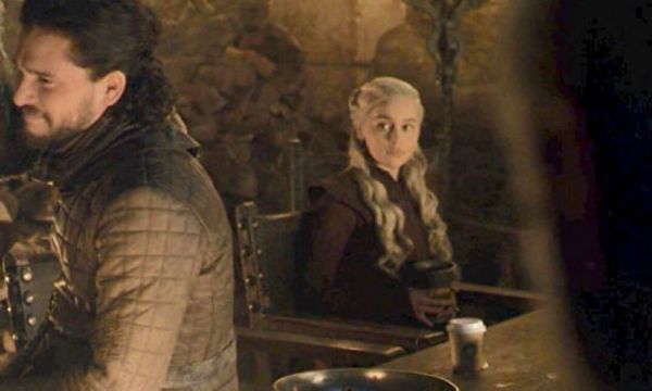 Emilia Clarke habló del vaso de café en 'Game of Thrones'