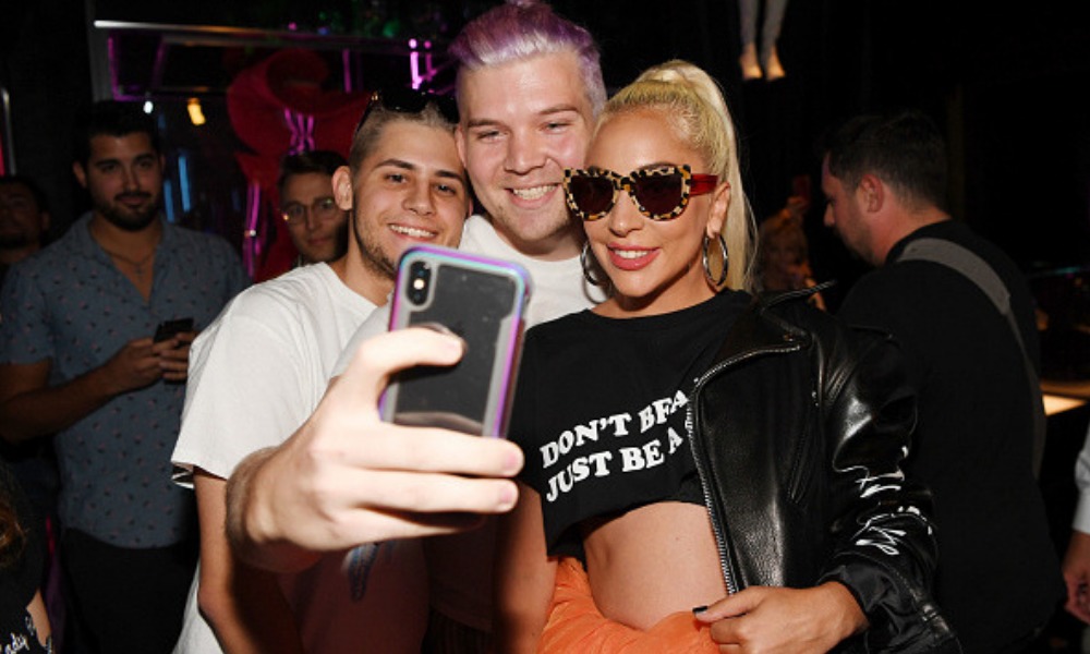 Lady Gaga sufrió caída por un fan