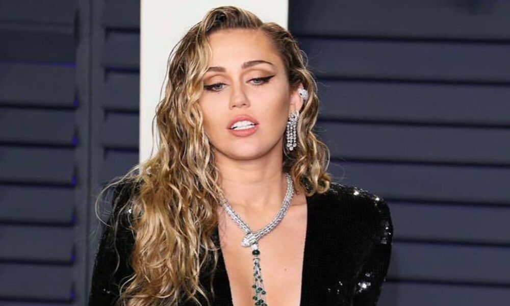 Miley Cyrus y Cody Simpson besandose