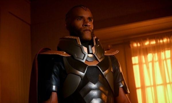 The CW revela fotos de The monitor y Team Arrow