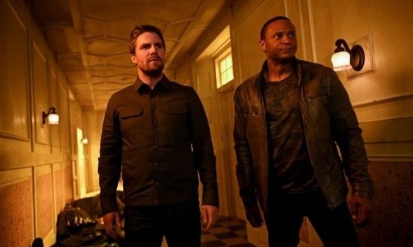 The CW revela fotos de The monitor y Team Arrow
