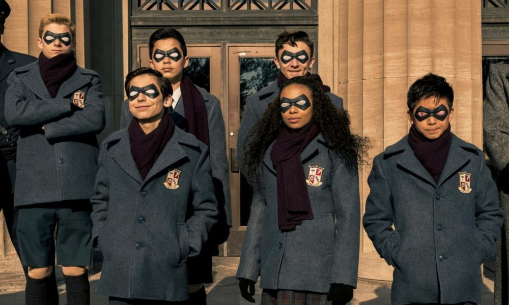 Aidan Gallagher como Robin