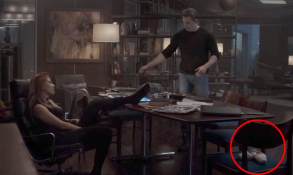 , específicamente cuando platica en su “oficina” con el ‘Cap’, en este momento vemos por un instante unas zapatillas de ballet, las cuales tienen una relación muy importante con su vida pasada como espía rusa. Recordemos que durante ‘Avengers: Age of Ultron’ vemos un recuerdo donde era preparada en la famosa ‘habitación roja’, pero también vemos su pasado como bailarina de ballet, por lo que en 'Endgame' es un poco raro ver estas zapatillas ¿Estaba recordando parte de su tortuosa infancia?