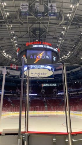 Arrow y Flash compiten en hockey