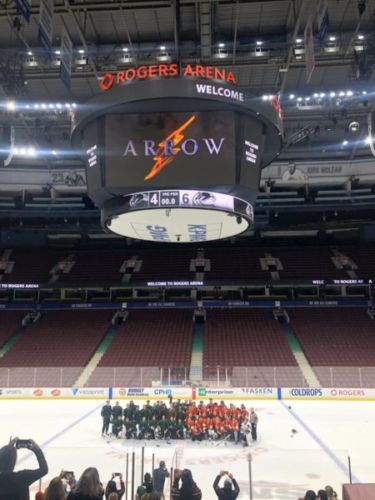 Arrow y Flash compiten en hockey