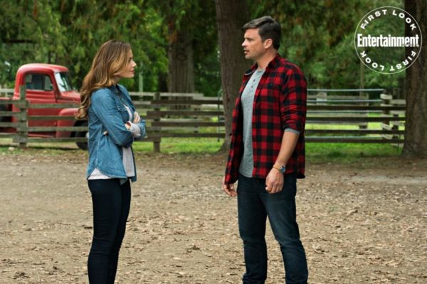 Erica Durance y Tom Welling en el Arrowverse
