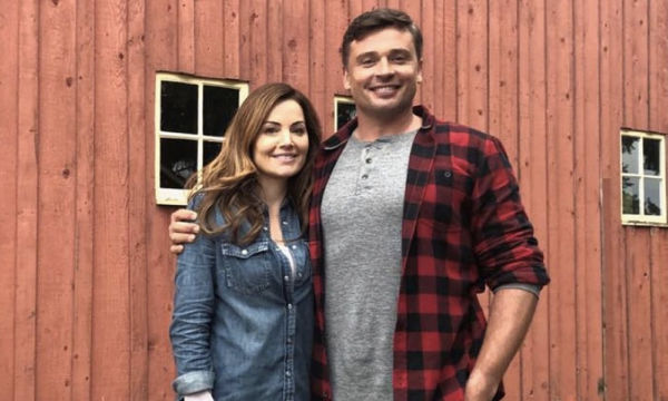 Erica Durance y Tom Welling en el Arrowverse