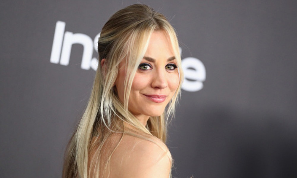 kaley cuoco tuvo dificultades para lograr la voz de harley quinn