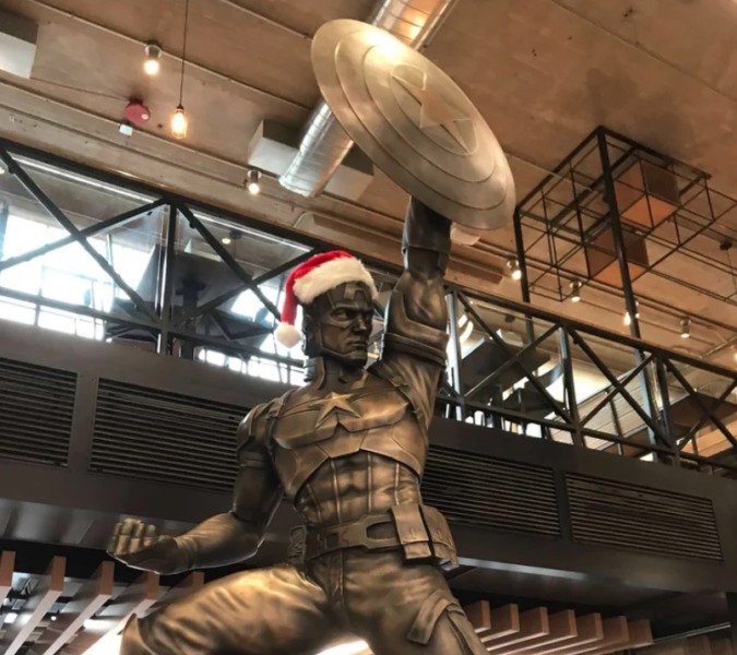 Estatua navideña de Captain America