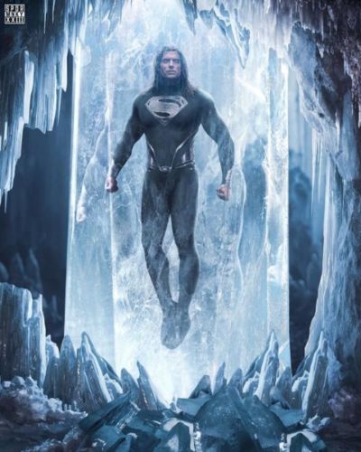 Henry Cavill con el traje negro de Superman