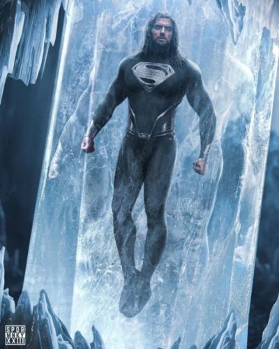 Henry Cavill con el traje negro de Superman