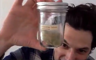 Ben Schwartz robó una parte del Millenium Falcon
