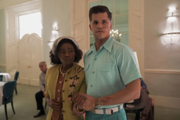Liz Femi como Leona y Charlie Carver como Huck Finnigan