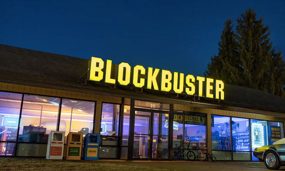 Blockbuster regresó junto con AirBnb