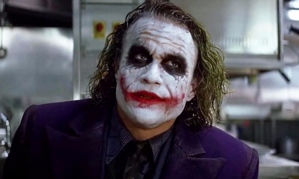 Joker se remoja los labios