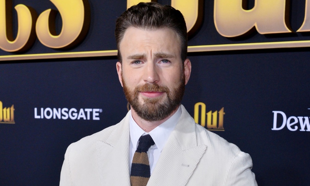 Chris Evans toca el piano