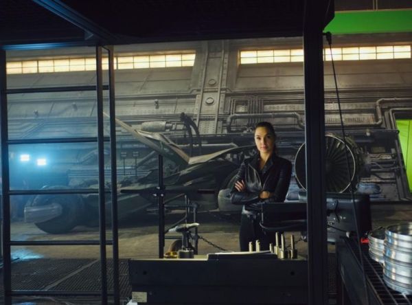 foto de Wonder Woman junto al Batimóvil