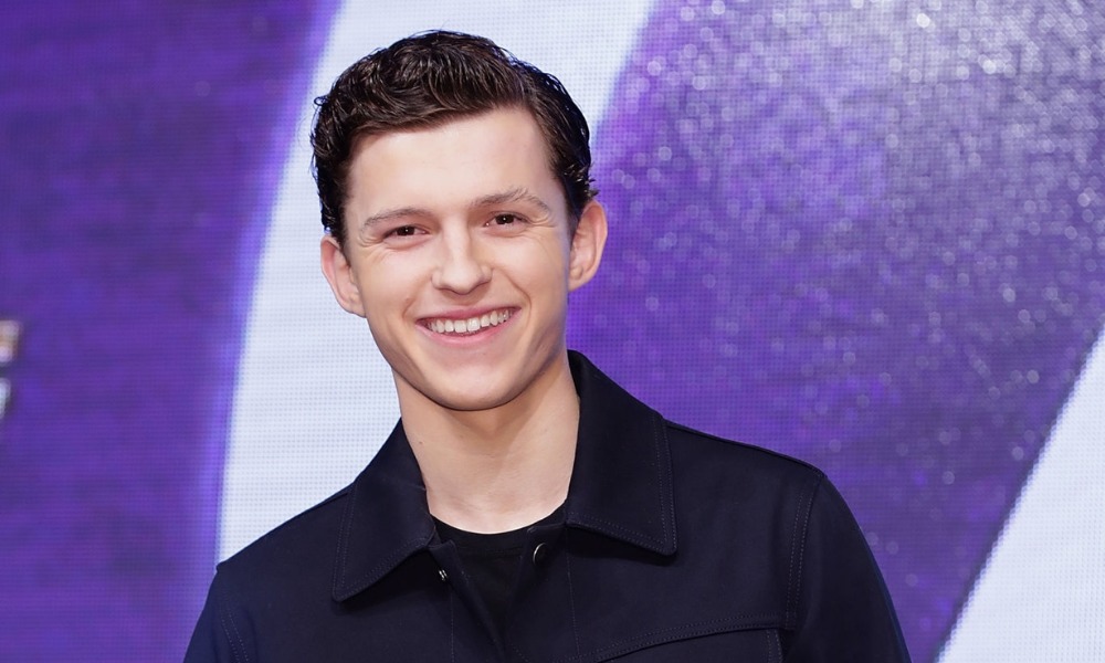 Tom Holland no usa pantalones durante las entrevistas