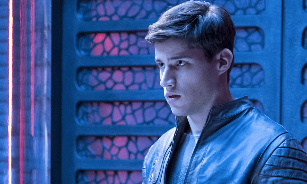 Cameron Cuffe apoya a Regé-Jean Page