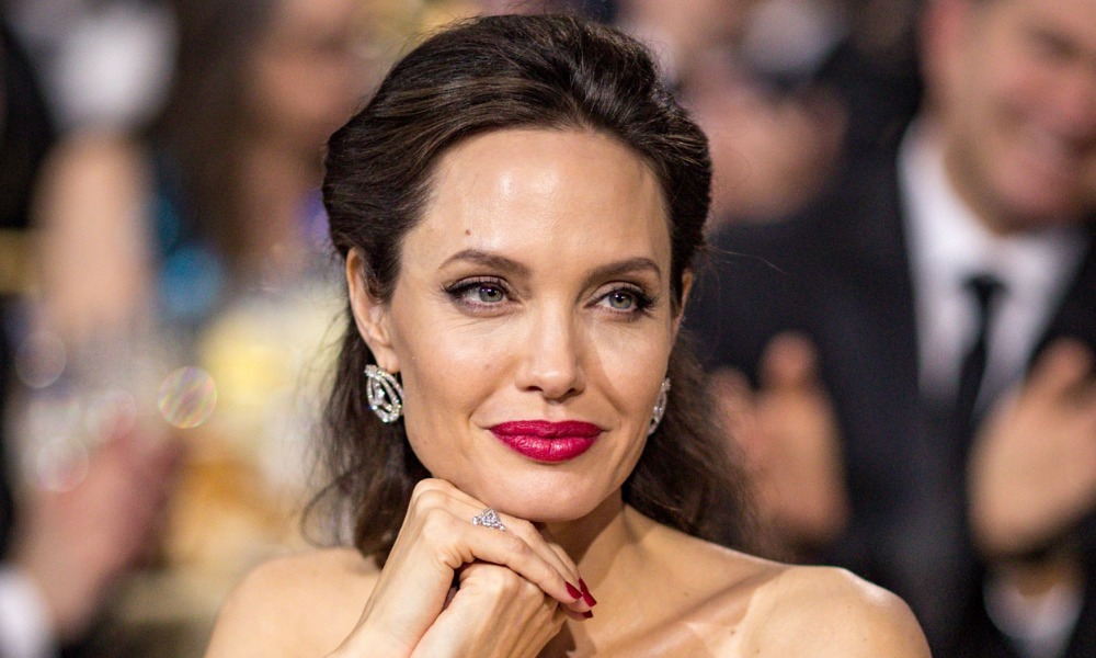 Angelina Jolie se cubrió de abejas